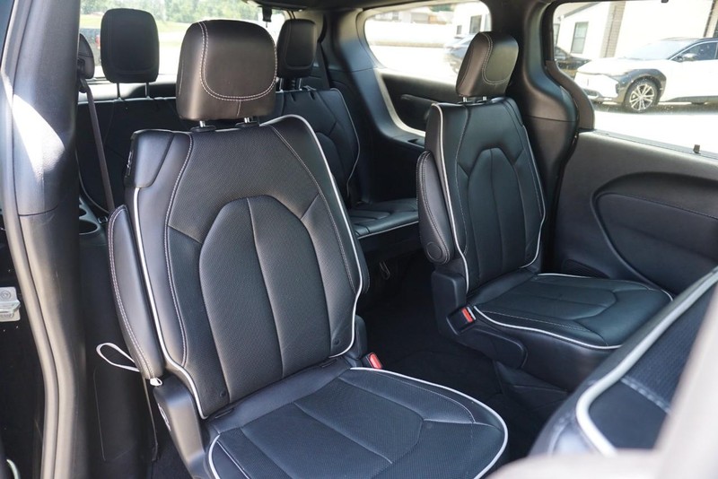 Chrysler Pacifica Vehicle Full-screen Gallery Image 29