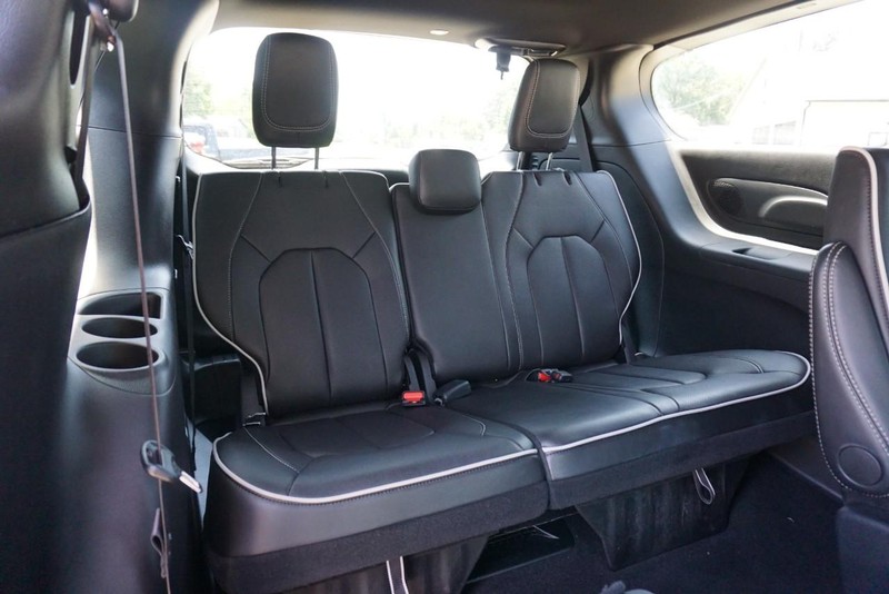 Chrysler Pacifica Vehicle Full-screen Gallery Image 30