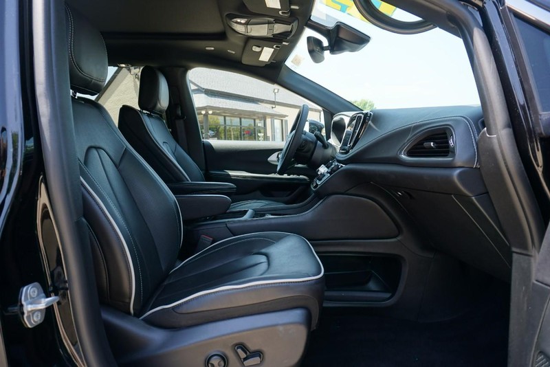 Chrysler Pacifica Vehicle Full-screen Gallery Image 31
