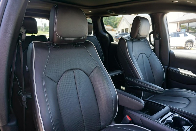 Chrysler Pacifica Vehicle Full-screen Gallery Image 33