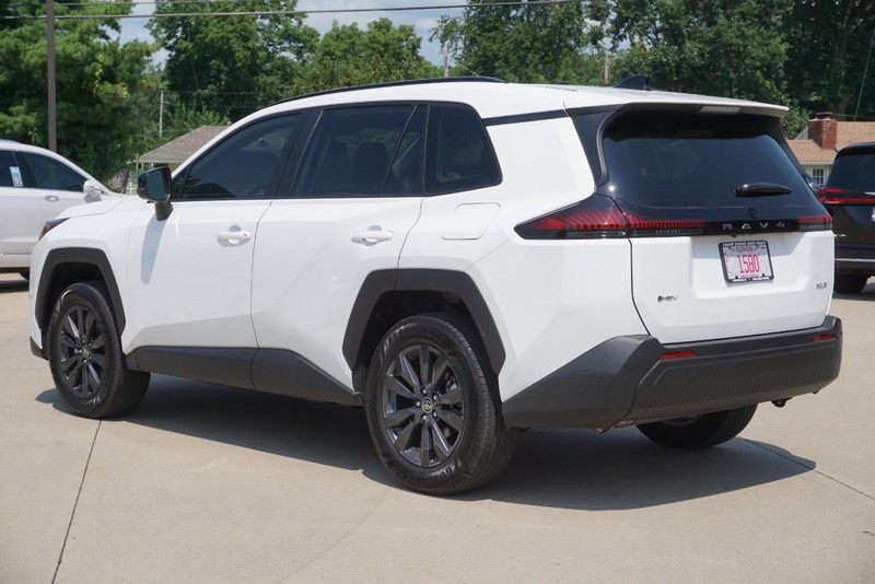 Toyota RAV4 Vehicle Full-screen Gallery Image 05