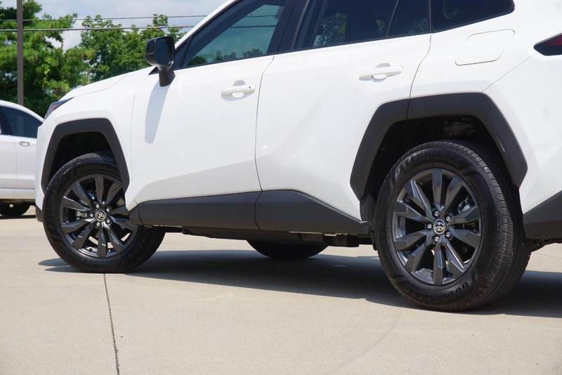 Toyota RAV4 Vehicle Full-screen Gallery Image 13