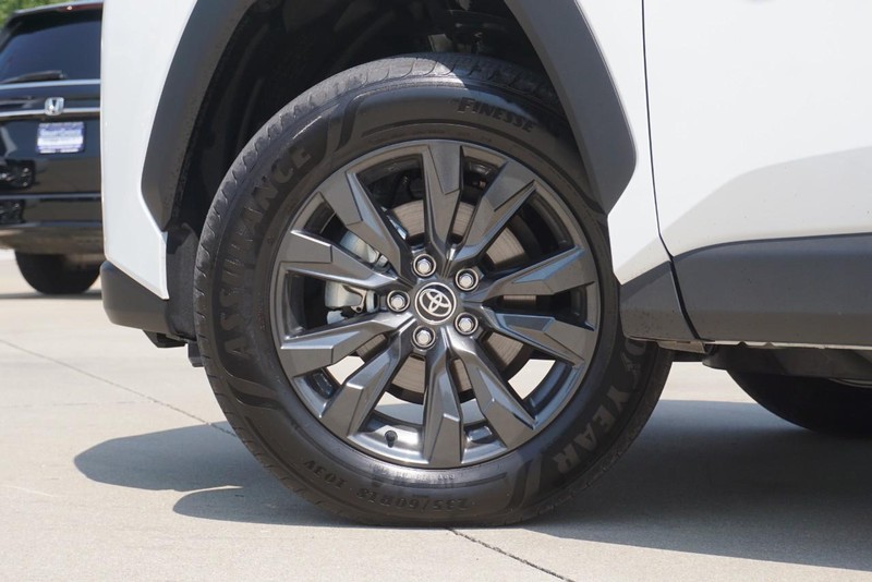 Toyota RAV4 Vehicle Full-screen Gallery Image 14