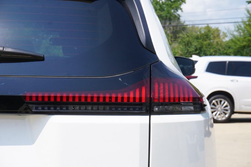 Toyota RAV4 Vehicle Full-screen Gallery Image 17