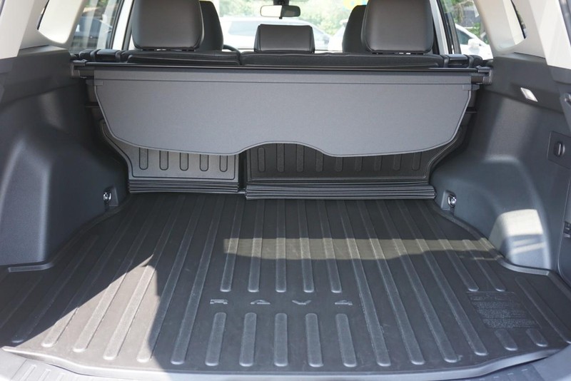 Toyota RAV4 Vehicle Full-screen Gallery Image 21
