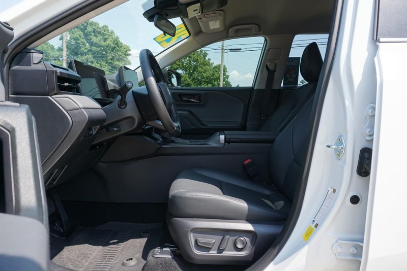 Toyota RAV4 Vehicle Full-screen Gallery Image 22