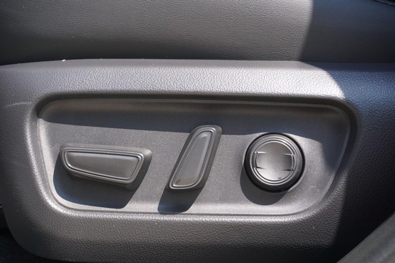 Toyota RAV4 Vehicle Full-screen Gallery Image 23