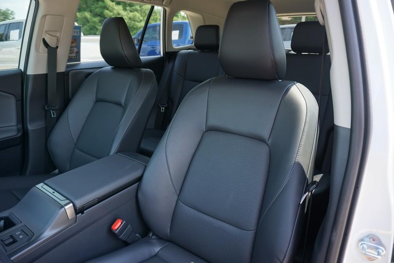 Toyota RAV4 Vehicle Full-screen Gallery Image 24