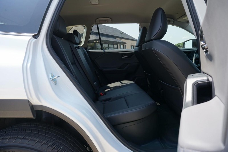 Toyota RAV4 Vehicle Full-screen Gallery Image 27