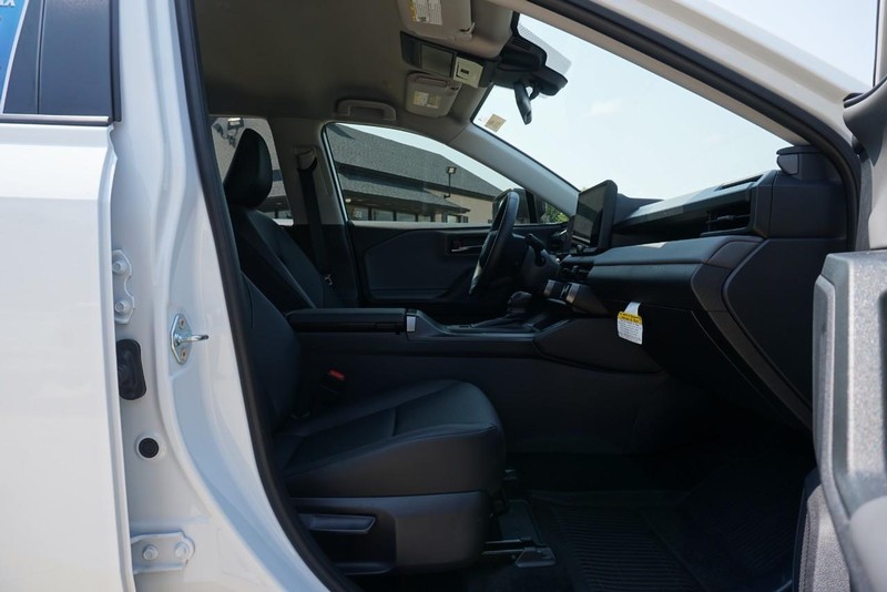 Toyota RAV4 Vehicle Full-screen Gallery Image 29