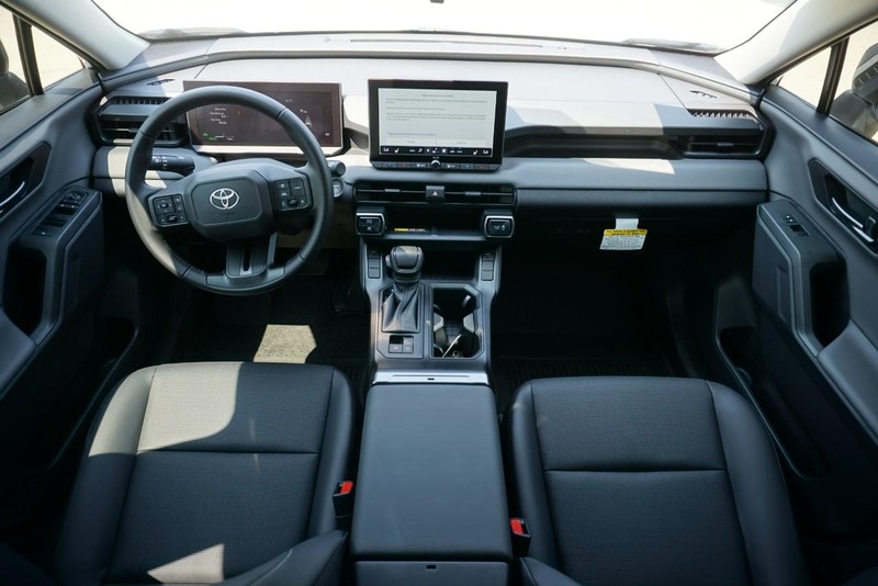 Toyota RAV4 Vehicle Full-screen Gallery Image 31