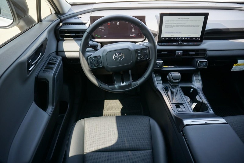 Toyota RAV4 Vehicle Full-screen Gallery Image 35
