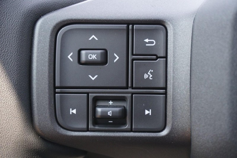 Toyota RAV4 Vehicle Full-screen Gallery Image 36