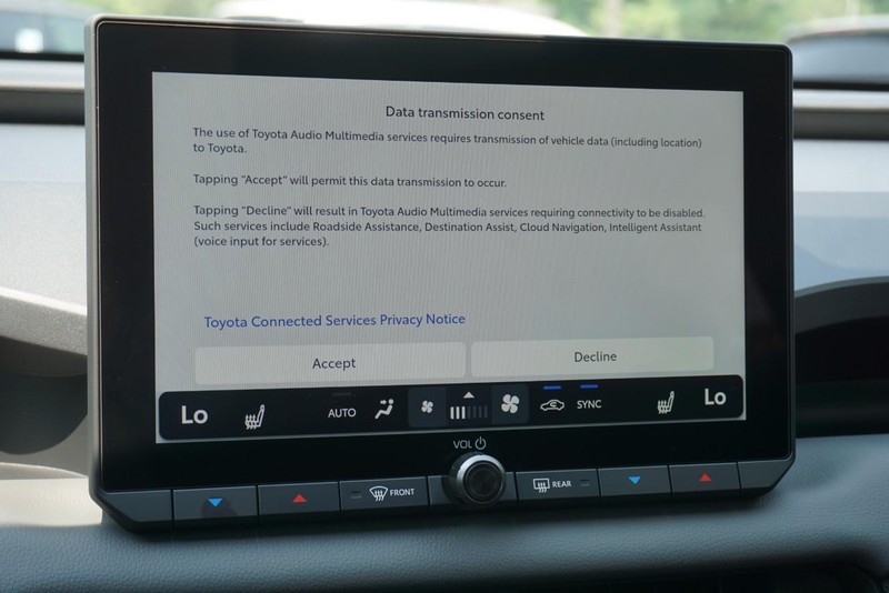 Toyota RAV4 Vehicle Full-screen Gallery Image 40