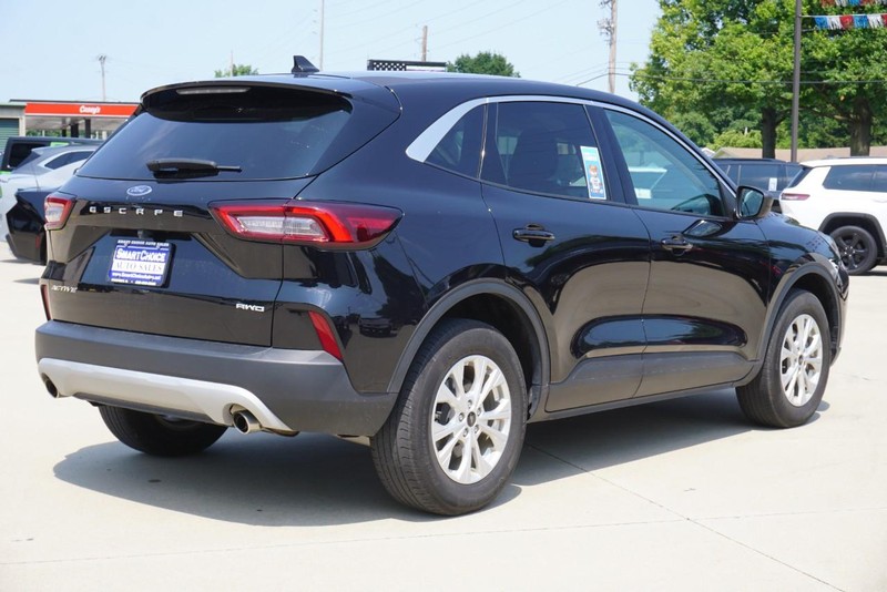 Ford Escape Vehicle Full-screen Gallery Image 03