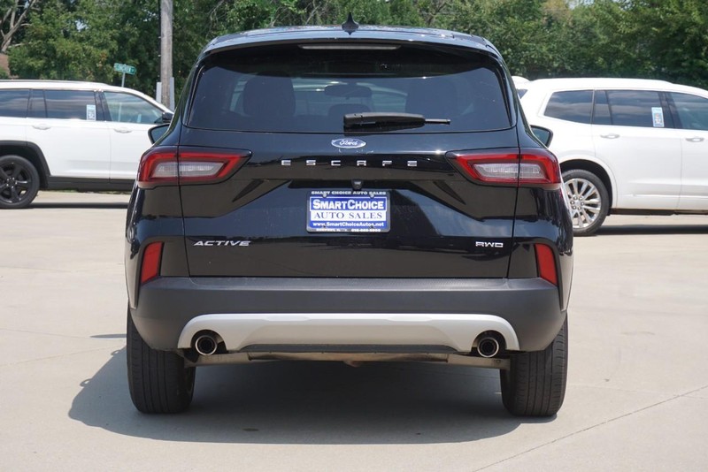Ford Escape Vehicle Full-screen Gallery Image 04