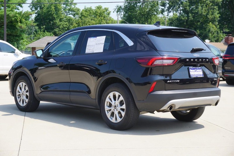 Ford Escape Vehicle Full-screen Gallery Image 05