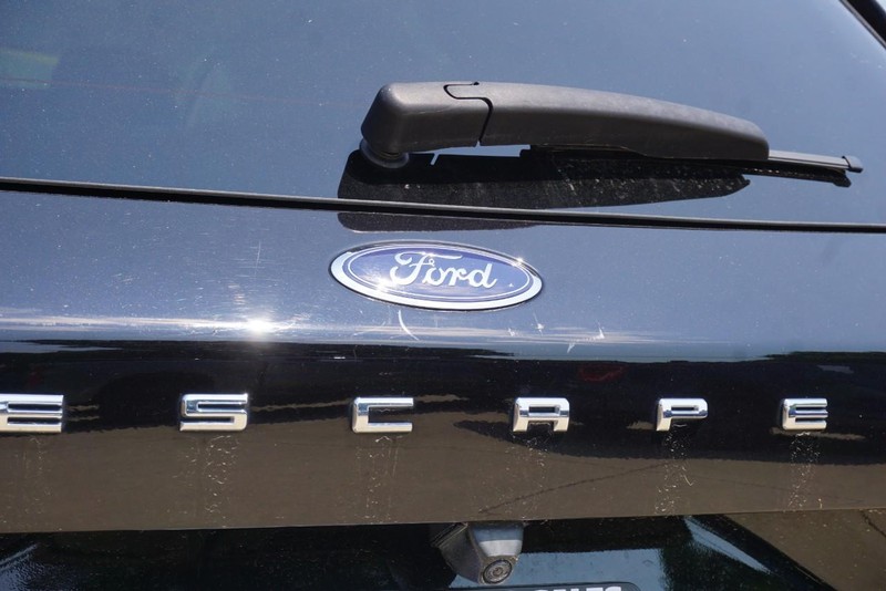 Ford Escape Vehicle Full-screen Gallery Image 18