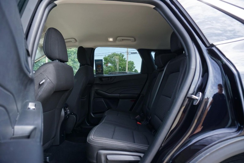 Ford Escape Vehicle Full-screen Gallery Image 24