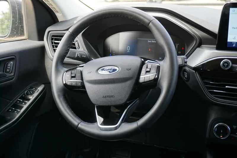 Ford Escape Vehicle Full-screen Gallery Image 31