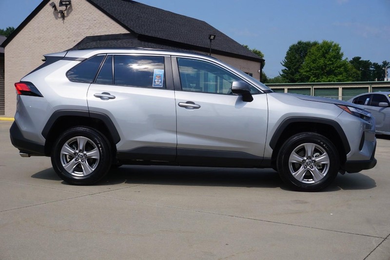 Toyota RAV4 Vehicle Full-screen Gallery Image 02
