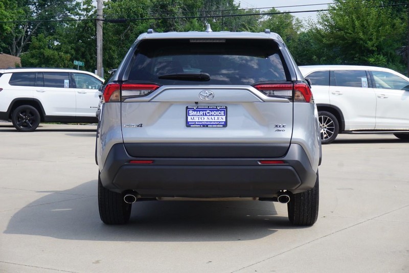 Toyota RAV4 Vehicle Full-screen Gallery Image 04
