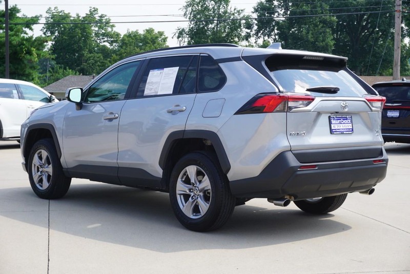 Toyota RAV4 Vehicle Full-screen Gallery Image 05