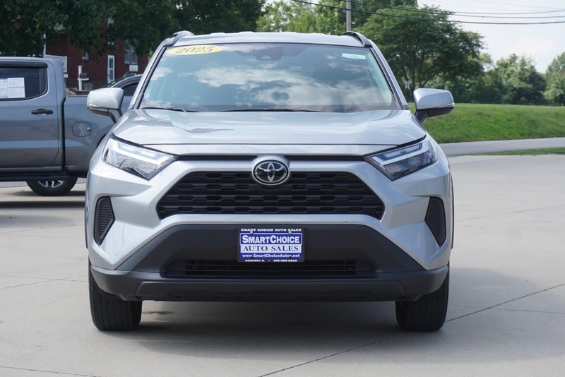 Toyota RAV4 Vehicle Full-screen Gallery Image 08