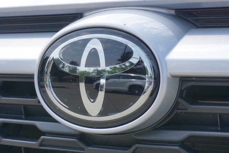 Toyota RAV4 Vehicle Full-screen Gallery Image 11