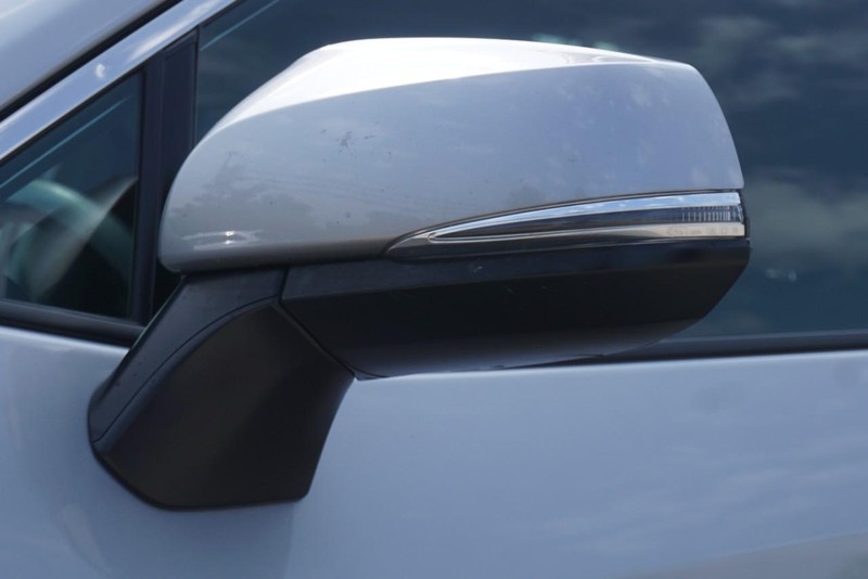 Toyota RAV4 Vehicle Full-screen Gallery Image 12