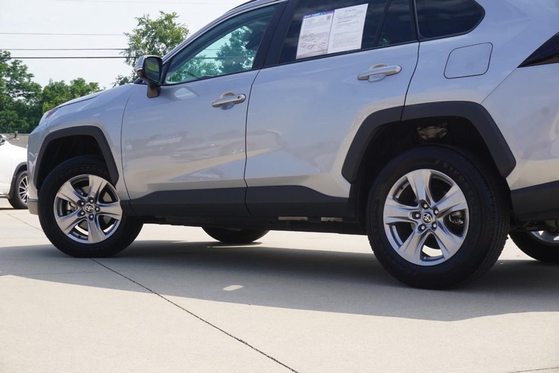 Toyota RAV4 Vehicle Full-screen Gallery Image 13
