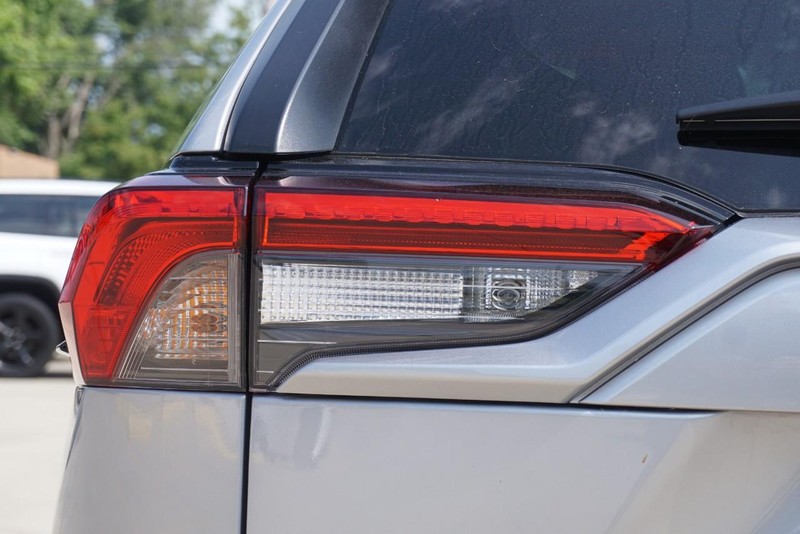 Toyota RAV4 Vehicle Full-screen Gallery Image 16