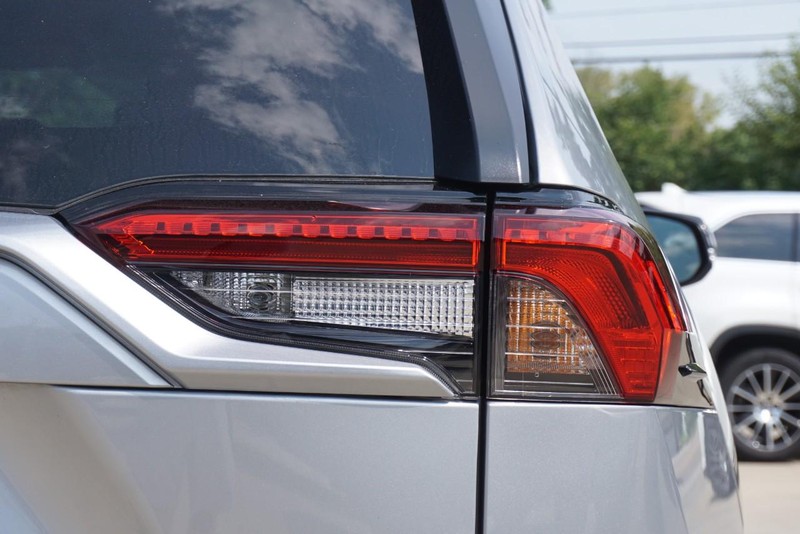 Toyota RAV4 Vehicle Full-screen Gallery Image 17