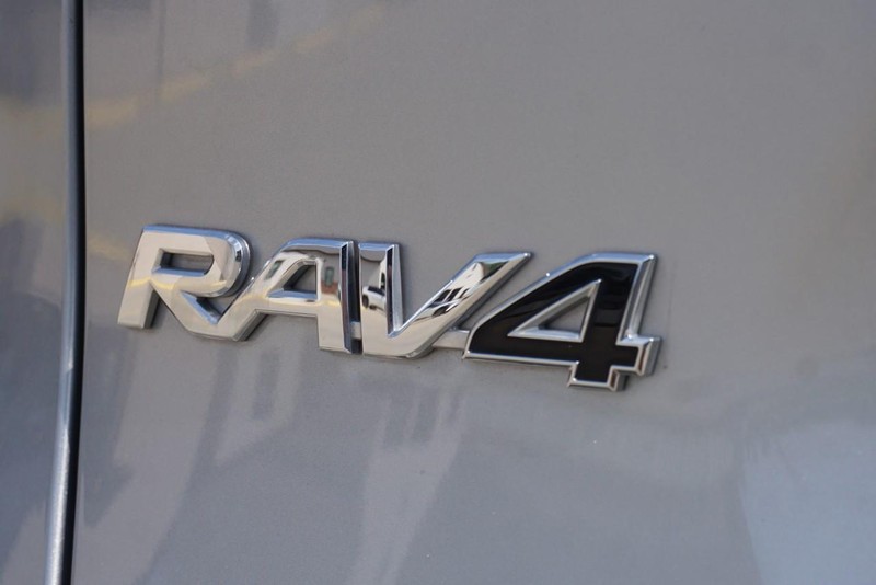 Toyota RAV4 Vehicle Full-screen Gallery Image 18