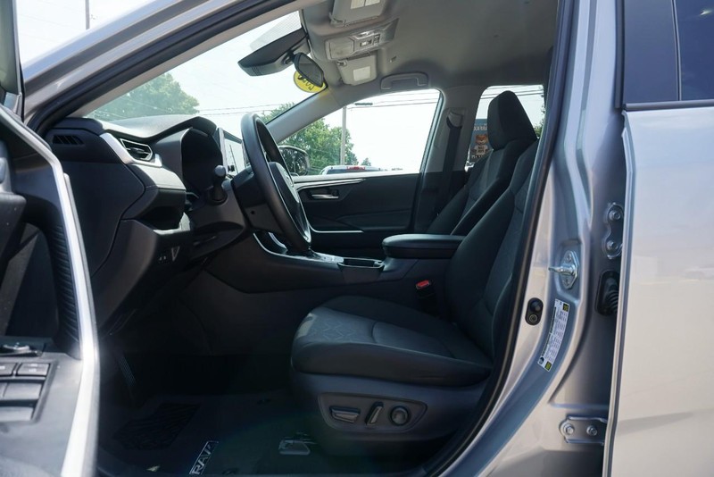 Toyota RAV4 Vehicle Full-screen Gallery Image 22