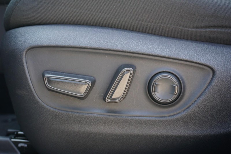 Toyota RAV4 Vehicle Full-screen Gallery Image 23