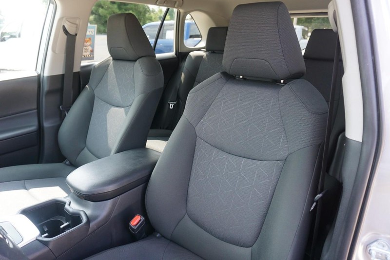 Toyota RAV4 Vehicle Full-screen Gallery Image 24