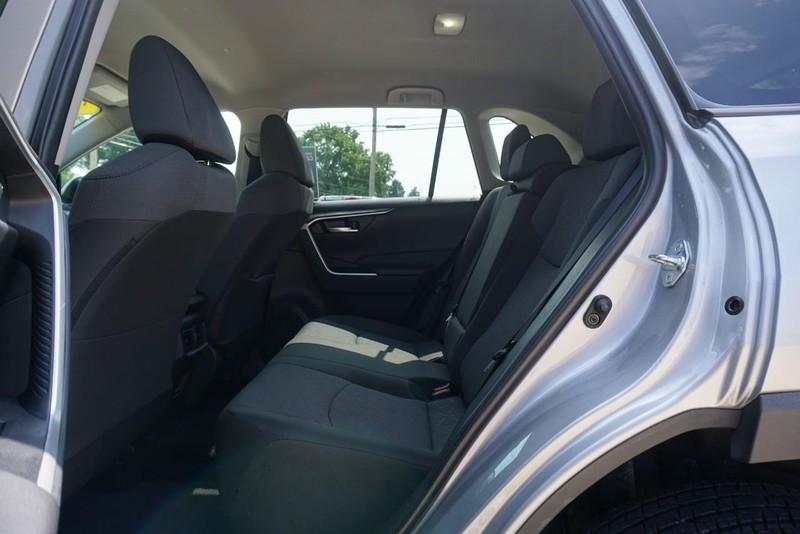 Toyota RAV4 Vehicle Full-screen Gallery Image 25