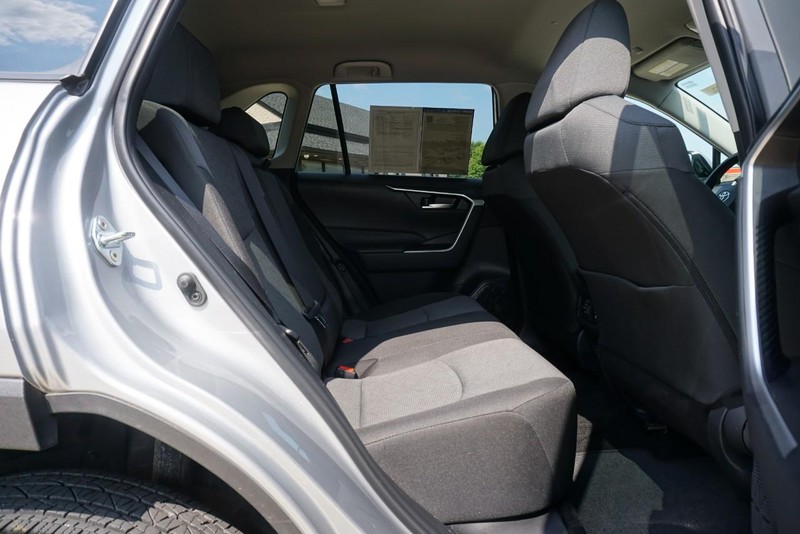 Toyota RAV4 Vehicle Full-screen Gallery Image 27