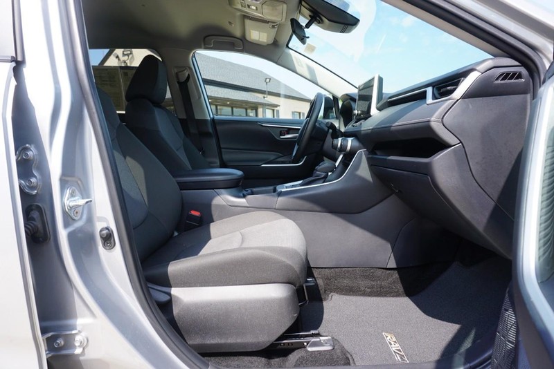 Toyota RAV4 Vehicle Full-screen Gallery Image 29
