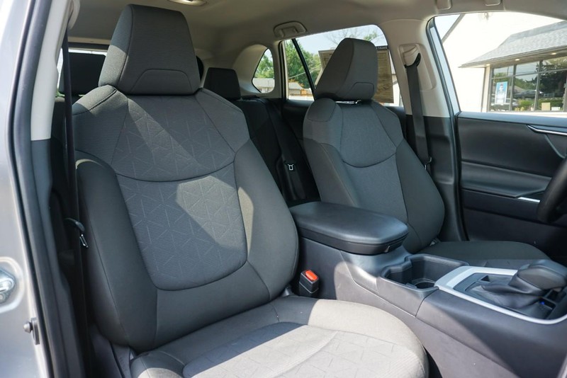 Toyota RAV4 Vehicle Full-screen Gallery Image 30