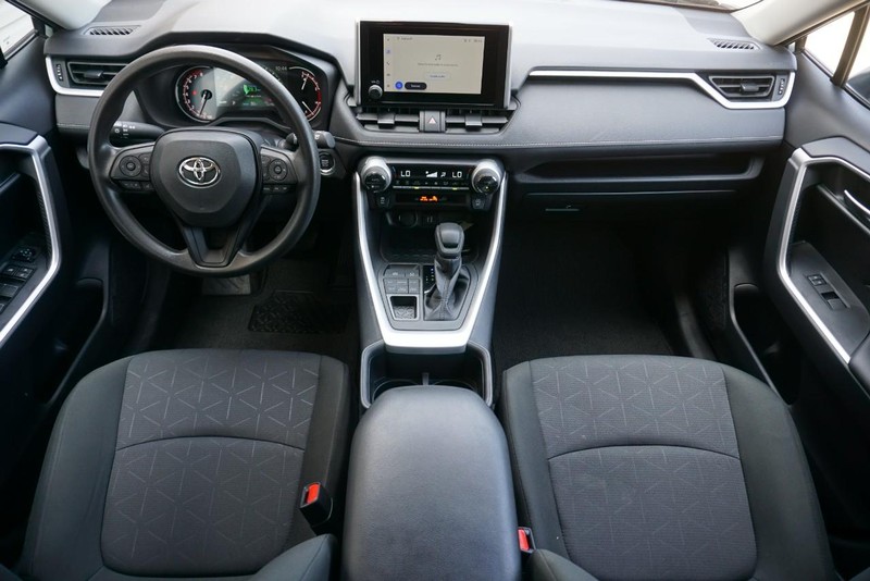 Toyota RAV4 Vehicle Full-screen Gallery Image 31