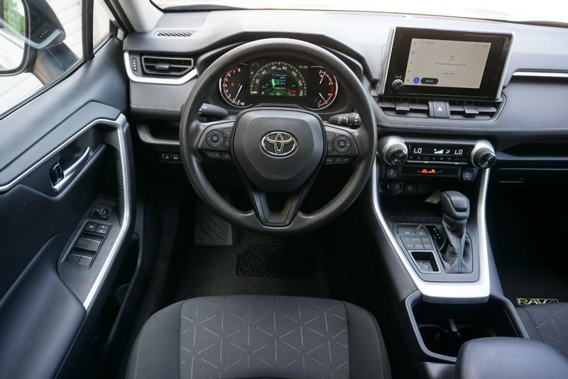 Toyota RAV4 Vehicle Full-screen Gallery Image 35