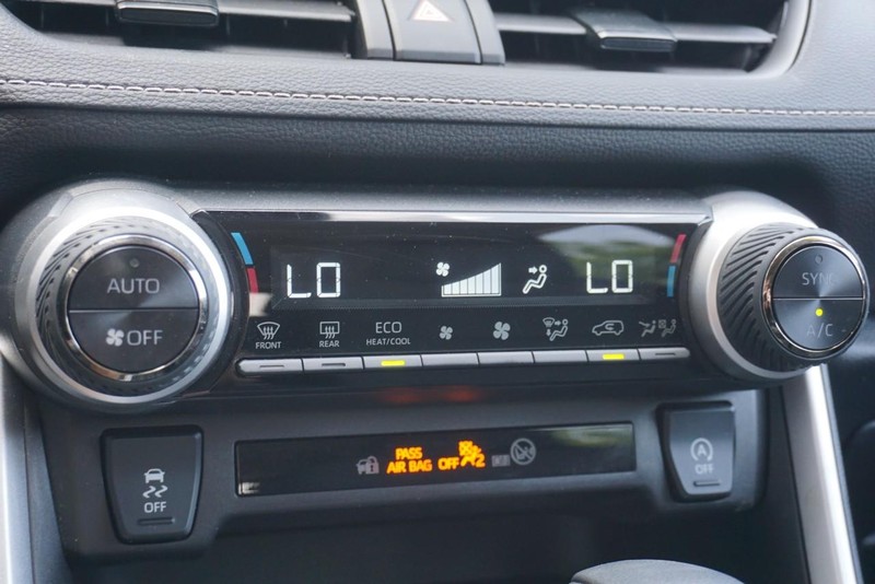 Toyota RAV4 Vehicle Full-screen Gallery Image 41