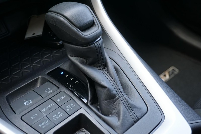 Toyota RAV4 Vehicle Full-screen Gallery Image 46