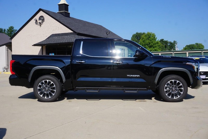 Toyota Tundra 4WD Vehicle Full-screen Gallery Image 02