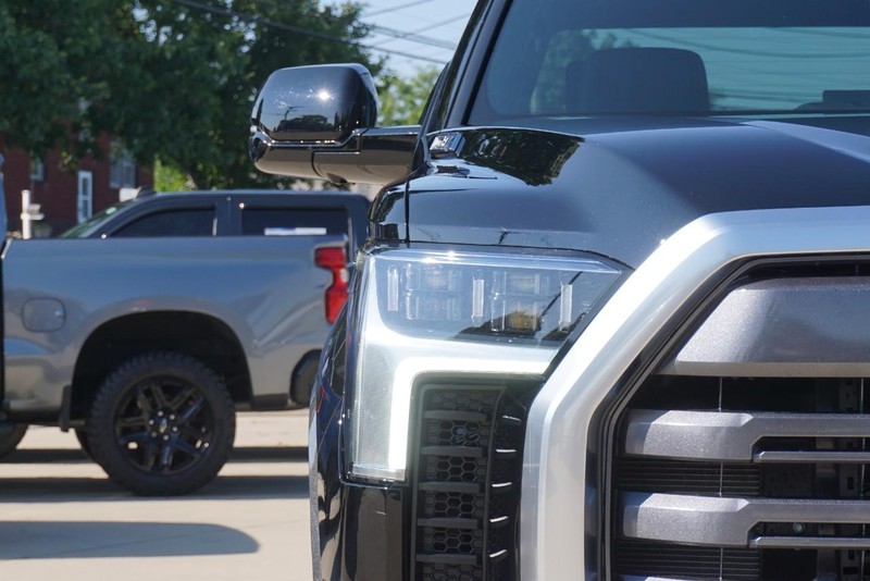 Toyota Tundra 4WD Vehicle Full-screen Gallery Image 09