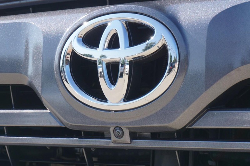 Toyota Tundra 4WD Vehicle Full-screen Gallery Image 11