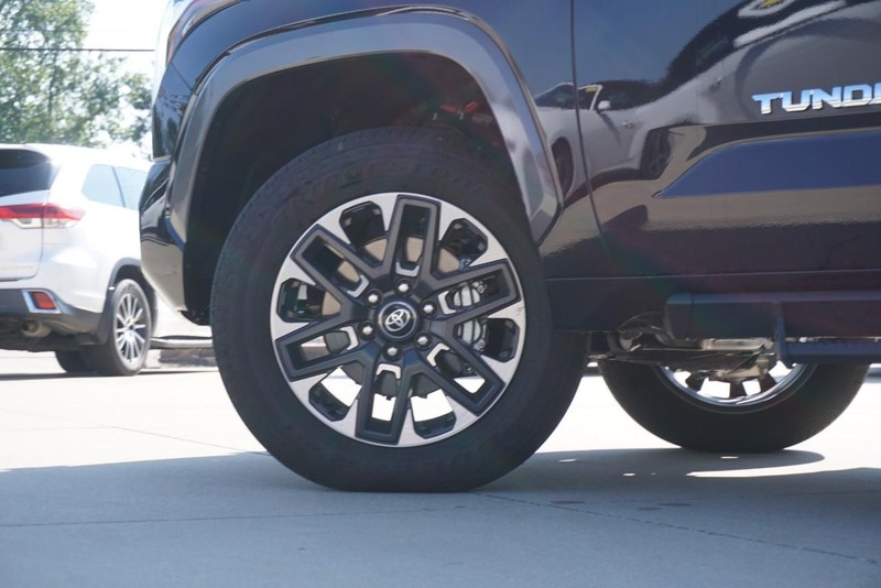 Toyota Tundra 4WD Vehicle Full-screen Gallery Image 16