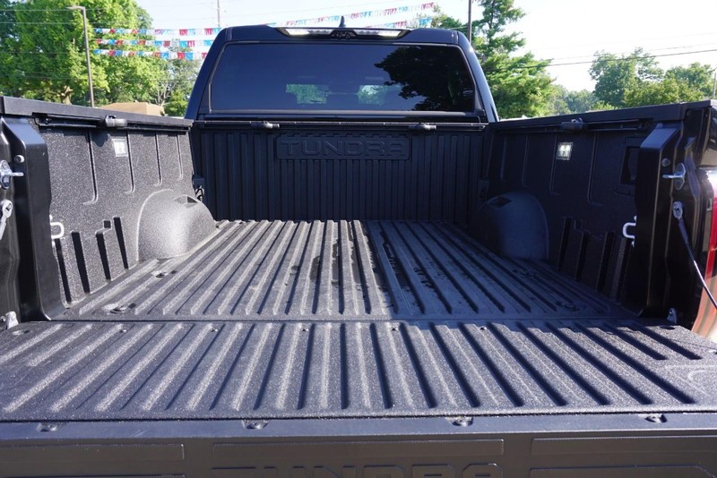 Toyota Tundra 4WD Vehicle Full-screen Gallery Image 26